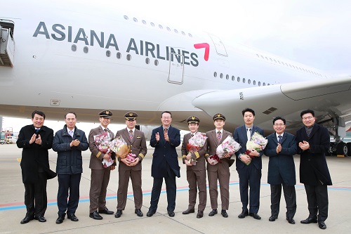 지난 23일 인천국제공항 주기장에서 진행된 '아시아나항공 A380 6호기 도입행사'에서 아시아나항공 김수천 사장(왼쪽 다섯번째)을 비롯한 임직원들이 기념촬영을 하고 있다. 사진=아시아나항공 제공