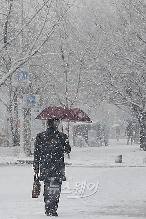  전국 곳곳에 눈 또는 비, 출근길 빙판길 조심···오후부터 기온 ‘뚝’