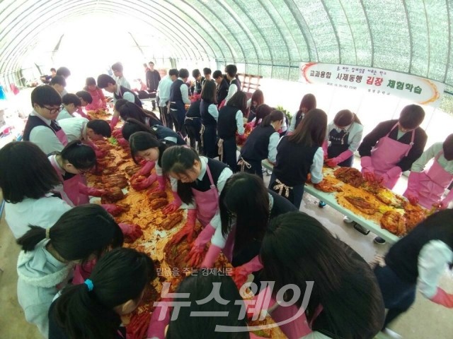 담양창평중학교, 어르신들 위한 김장 선물 전달 기사의 사진