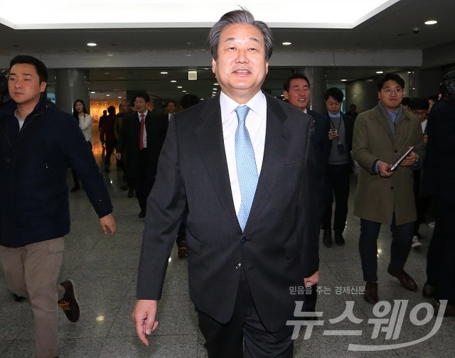 밝은 표정으로 나서는 김무성 대표 기사의 사진