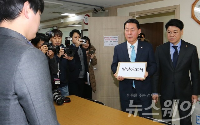 새누리당 비박계 의원 29명은 탈당신고서 제출, ‘개혁보수신당(가칭)’ 창당 공식 선언. 사진=이수길 기자 leo2004@newsway.co.kr