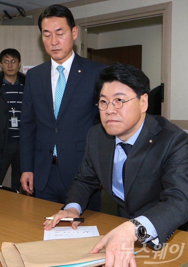 새누리당 비박계 의원 29명은 탈당신고서 제출, ‘개혁보수신당(가칭)’ 창당 공식 선언. 사진=이수길 기자 leo2004@newsway.co.kr