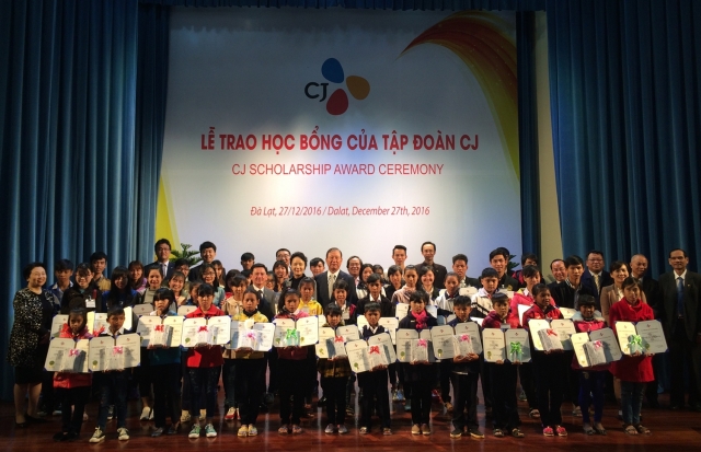 CJ그룹이 새해를 앞두고 베트남 소외계층 청소년에게 장학금을 전달했다. 사진=CJ그룹 제공