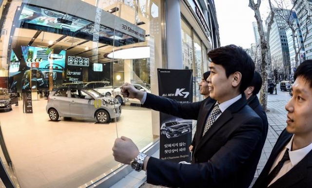 기아자동차가 국내 최초로 전시장에 3D 홀로그램 신기술을 도입해 미래지향적인 모습으로 고객들에게 새롭게 다가간다. 사진=기아차 제공