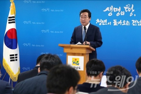 이낙연 전남지사, &quot;대권도전, 아직은..도정에 전념&quot;