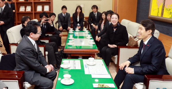 대구 수성구를 방문한 일본 기후시 가노초등학교 대표단이 이진훈 수성구청장과 인사를 나누고 있다. 사진=수성구청 제공