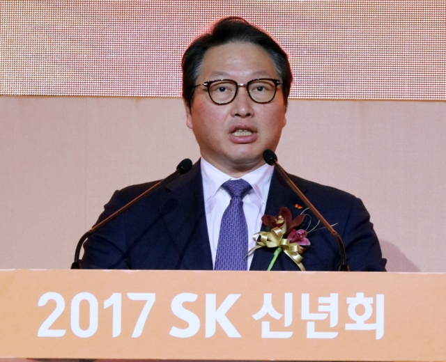 2일 서울 광장동 워커힐호텔에서 열린 2017년 SK 신년회에서 최태원 회장이 발언하고 있다. 사진=SK그룹 제공