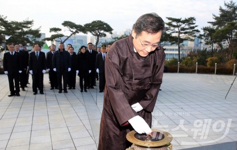 이낙연 전남지사, 충혼탑 참배..정유년 새해 업무 시작