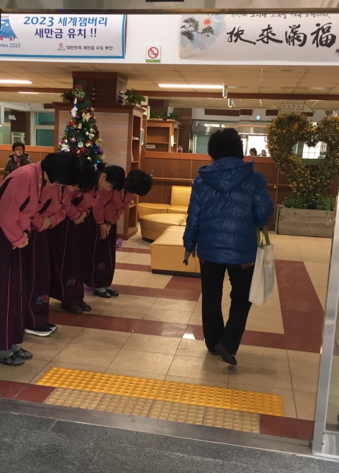 부안군보건소, 한복입고 민원인 새해인사 호평