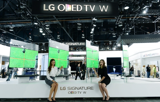 LG전자는 오는 5일(현지시간)부터 미국 라스베이거스 컨벤션센터에서 열리는 2017 국제 전자제품 박람회(CES 2017) 내 자사 부스에 ‘2017년형 LG 시그니처 올레드 TV W’를 선보인다. 사진=LG전자 제공