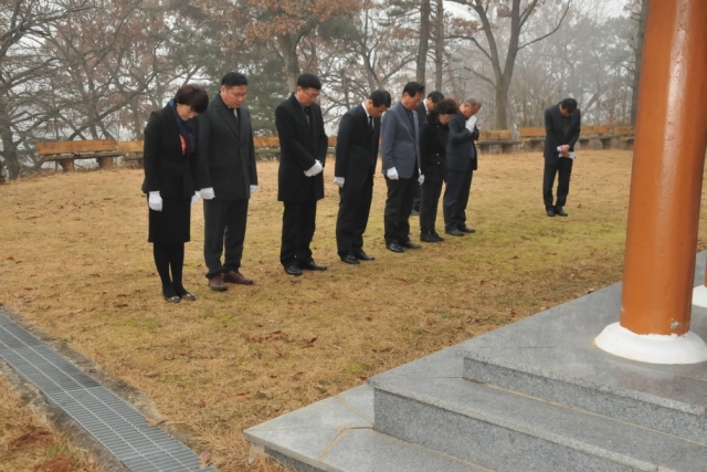 순창군의회, 정유년 새해 맞아 충혼탑 참배 기사의 사진
