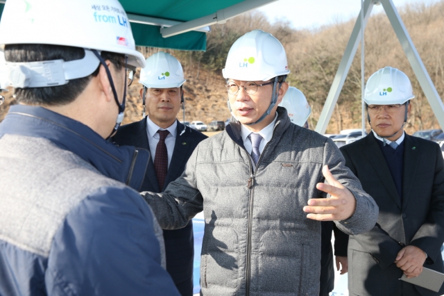 박상우 LH사장(가운데)이 6일 판교창조경제밸리 현장을 방문해 관계자들과 이야기하고 있다.(사진제공=LH)