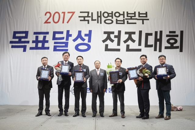 최종식 쌍용자동차 대표이사(사진 가운데)가 2016년 우수대리점 대표들과 기념촬영을 하고 있다. 사진=쌍용차 제공