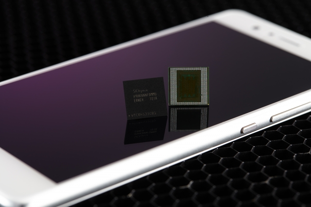 SK하이닉스는 16기가비트(Gb) 칩을 기반으로 구현된 8기가바이트(GB) LPDDR4X 모바일 D램을 출시해 곧 출시될 스마트폰에 이 제품을 공급할 예정이다. 사진=SK하이닉스 제공