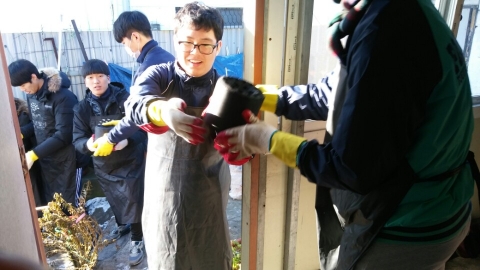 이리고, 남중동 저소득 가정에 연탄 봉사