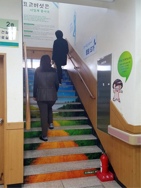 장흥군 “계단 오르면 건강도 올라가요” 기사의 사진