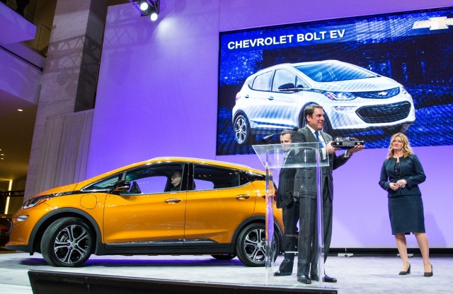 쉐보레 순수전기차 볼트EV(Bolt EV)가 ‘북미 올해의 차’에 선정됐다. 마크 루스 GM글로벌 제품개발 총괄 부사장이 상을 받고 있다. 사진=한국지엠 제공