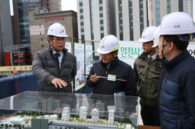 박상우 LH(한국토지주택공사)사장이 지난 5일 서울시 구로구 오류동 행복주택 현장을 찾아 현장 점검을 실시하고 있다.(사진제공=LH)