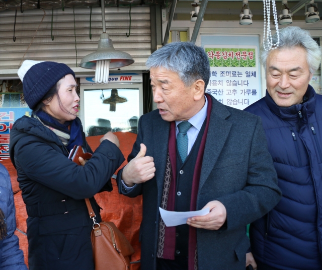 박병종 전라남도 시장․군수협의회장이 15일 화재로 피해를 입은 여수 수산시장을 방문해 상인들을 위로하고 있다.