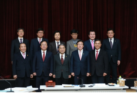 &quot;민주주의 발전위해 선거권 연령 18세로 확대해야&quot;