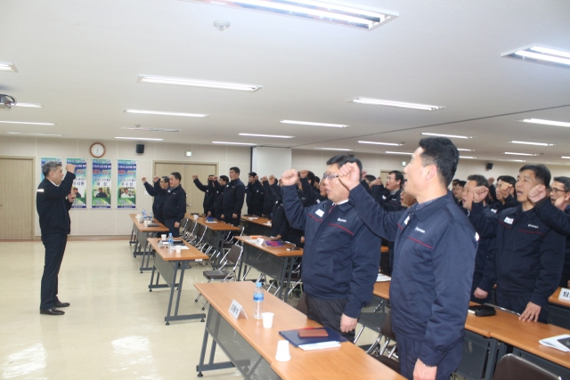 쌍용자동차는 생산물량 증대와 완벽한 품질의 제품 생산을 다짐하고 생산본부 산하 임직원 간의 원활한 소통을 위해 2017년 생산본부 목표달성 결의대회를 실시했다. 사진=쌍용자동차 제공