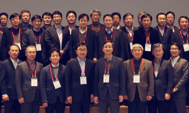 20일 경기도 화성시 에프에스티에서 LG이노텍 박종석 사장(앞줄 오른쪽에서 네 번째)이 협력사 대표들과 ‘2017년 공정거래 및 동반성장협약’을 체결했다. 사진=LG이노텍 제공