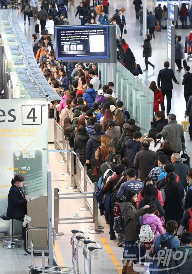 설 연휴 북적이는 인천국제공항. 사진=이수길 기자 leo2004@newsway.co.kr