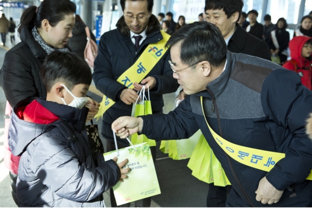한국농어촌공사 정승 사장은 26일 광주송정역에서 귀성객에게 고령농의 든든한 노후보장 제도인 농지연금을 홍보하는 행사를 가졌다.