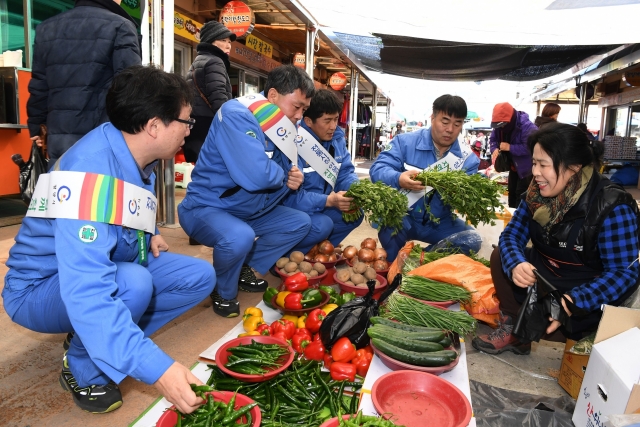 광양제철소 임직원, 설 명절 맞아 재래시장 장보기 실시