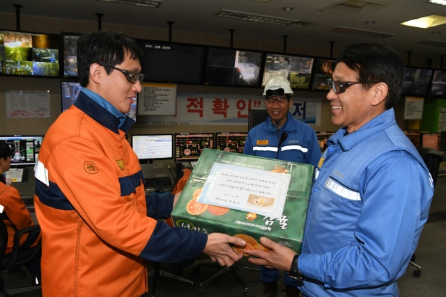 안동일 광양제철소장이 28일 설 연휴에도 쉬지 않고 현장에서 업무에 매진하고 있는 직원들을 격려하고 있다.