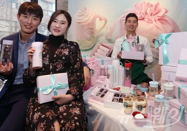 스타벅스, 밸런타인 데이 전용 신상품 출시. 사진=최신혜 기자 shchoi@newsway.co.kr