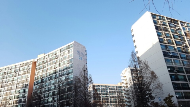 서울시 대치동에 위치한 은마아파트는 28개 동, 4424가구 규모의 대단지 아파트다. 이곳은 지난 1979년 준공이후 2003년 12월 재건축 추진위원회가 구성돼 재건축을 추진해왔지만 정부 규제 등이 맞물려 관련 사업이 보류된 상태다.