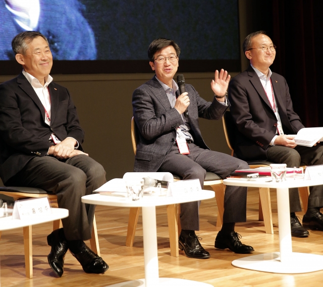 SK하이닉스 박성욱 부회장이 신입사원들의 질문에 답 하고 있다. 왼쪽부터 김준호 경영지원총괄 사장, 박성욱 대표이사 부회장, 이석희 사업총괄 사장. 사진=SK하이닉스 제공