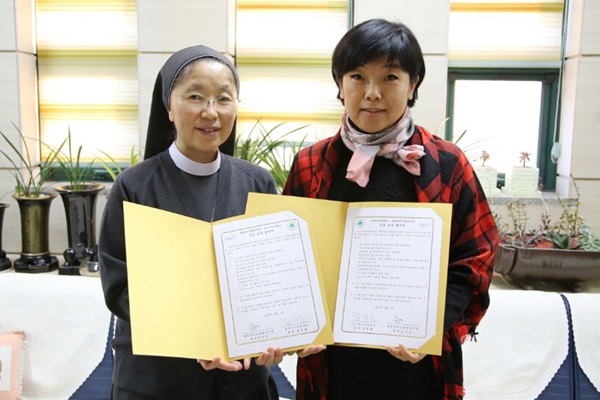 협약서를 들고 기념촬영을 하고 있는 김수은 관장(광명장애인종합복지관)과 임지향 교수.