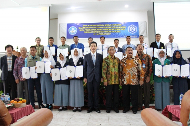 박진성 총장이 인도네시아 Sumarna Surapranata 교육문화부 차관보가 참석한 가운데 장학증서를 수여한 뒤 기념촬영하고 있다.