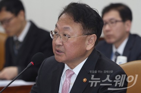 유일호 “中 사드조치, 국제규범 위반 검토 중”