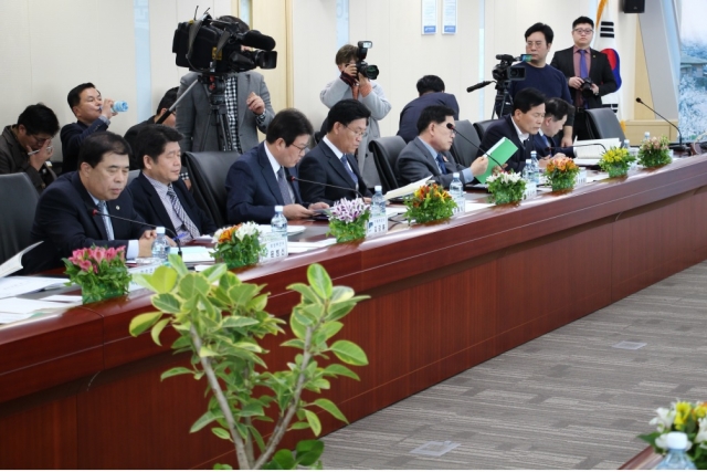 민선6기 전남시장군수협의회 제13차 정례회의가 16일 광양항만공사 대회의실에서 강인규 나주시장을 비롯한 시장·군수 17명과 부단체장 5명 등 모두 22명이 참석한 가운데 열렸다.