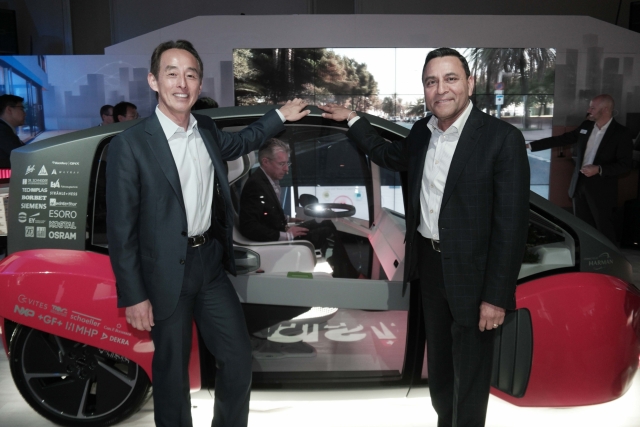 손영권 삼성전자 전략혁신센터 사장(왼쪽)과 디네쉬 팔리월 하만 CEO. 사진=삼성전자 제공