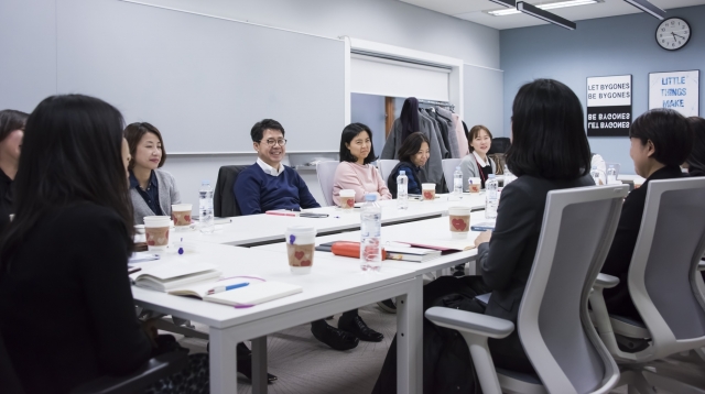 SK네트웍스는 2월부터 매주 리더와 구성원간 상호존중에 기반한 수평적 소통문화 정착을 위해 포럼을 진행한다. 포럼은 총 4개로 구성되며, 사진은 4개의 포럼 중 하나인 W포럼에서 박상규 사장과 구성원들이 토론하는 모습. 사진=SK네트웍스 제공