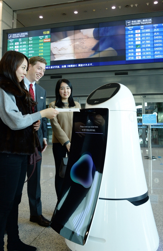 LG전자가 21일부터 인천국제공항에 자체 개발한 안내로봇과 청소로봇 각각 5대를 배치하고 공항 이용객들을 대상으로 시범서비스를 시작한다. 사진=LG전자 제공