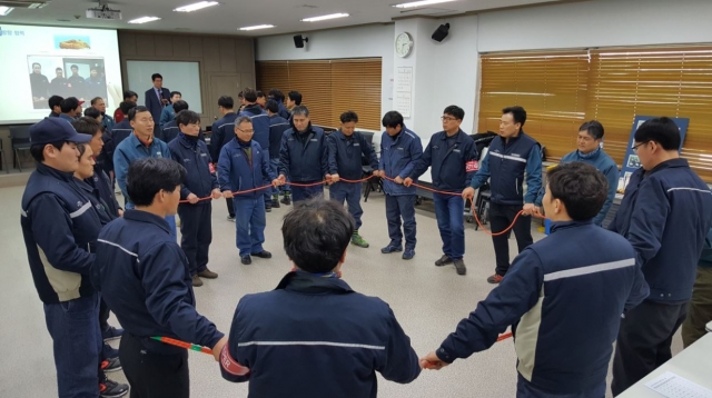 현대삼호중공업 생산직원들이 자율 안전 체득교육 중 안전로프게임을 하고 있다.