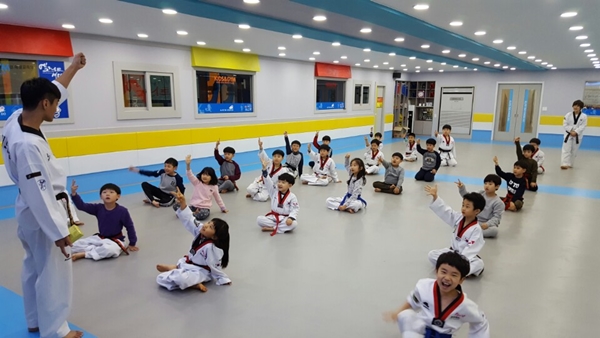 엘리트태관도장에서 즐겁게 운동하고 있는 어린이 회원들(사진제공=경산엘리트태권도장)