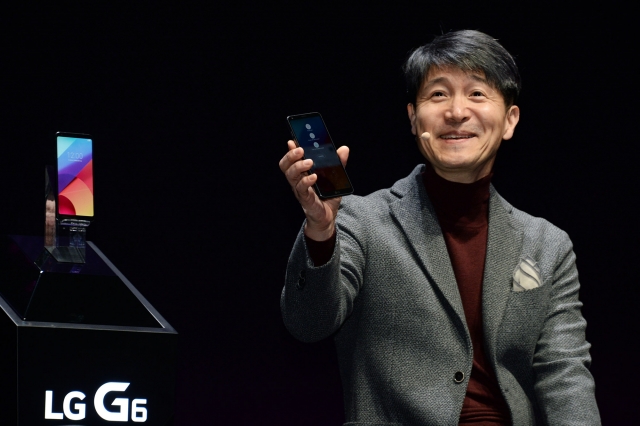 조준호 LG전자 MC사업본부장 사장이 LG G6를 소개하고 있다. 사진=LG전자 제공