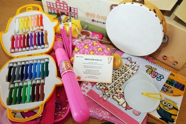 LG디스플레이가 초등학교 입학 임직원 자녀 1300여명에게 CEO축하카드와 학용품 등 학교생활에 필요한 선물세트를 전달했다. 사진=LG디스플레이 제공