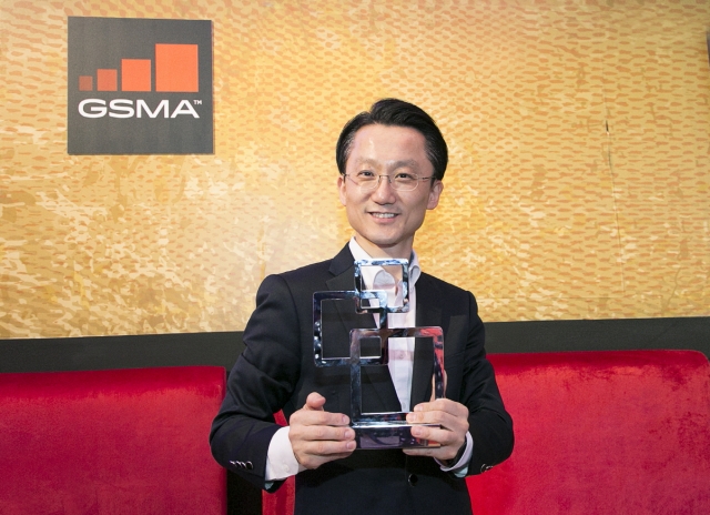 삼성전자 갤럭시 S7 엣지가 세계이동통신사업자협회(GSMA)에서 선정하는 올해 최고의 스마트폰 상을 수상했다. 시상식에 참석한 삼성전자 무선사업부 박준호 상무의 모습. 사진=삼성전자 제공.