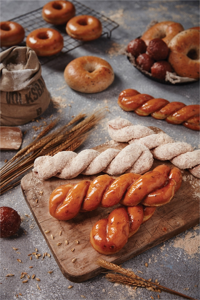 던킨도너츠가 3월 이달의 도넛으로 대형 사이즈의 ‘통밀 트위스트킹21’을 비롯한 통밀도넛 5종을 출시한다. 사진=던킨도너츠 제공