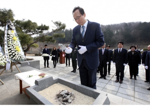 송하진  전북도지사,  3.1운동 맞아 독립운동 추념탑 분향