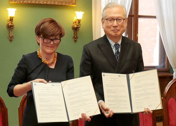 2월 20일, 계명대(신일희 총장, 오른쪽)와 폴란드 야기엘론스키 대학교(도로타 말렉 경영부총장, 왼쪽)이 학술교류협정을 체결했다.(사진제공=계명대)