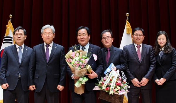 포항 삼구건설, 우수납세자 기획재정부 장관상 수상 기사의 사진