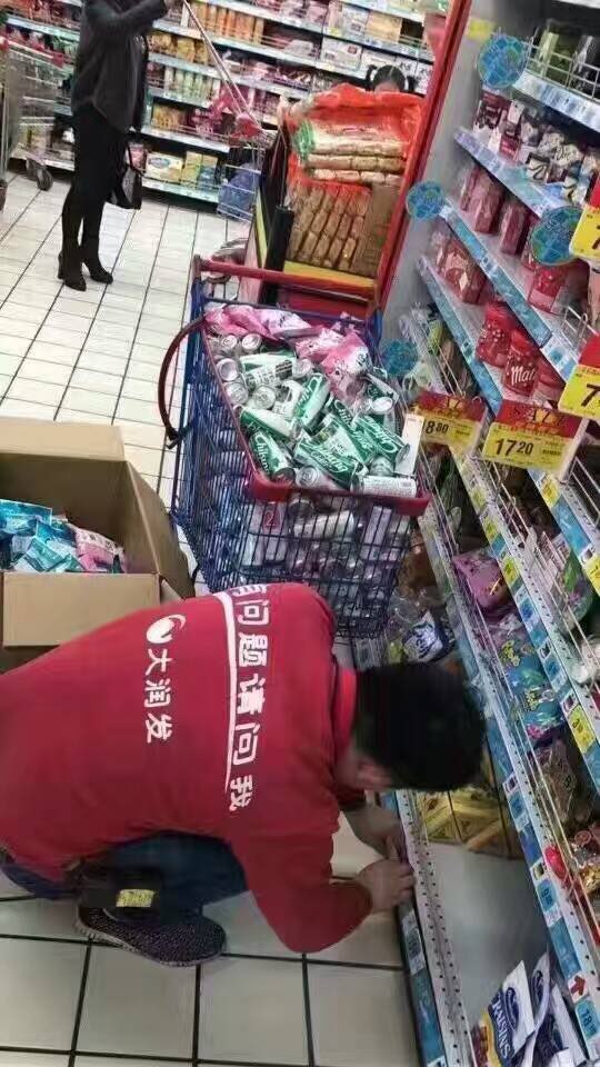 중국 대형마트 따룬파(大潤發)의 한 직원이 한국 제품을 정리하는 모습 사진=중국 SNS 웨이보 캡처